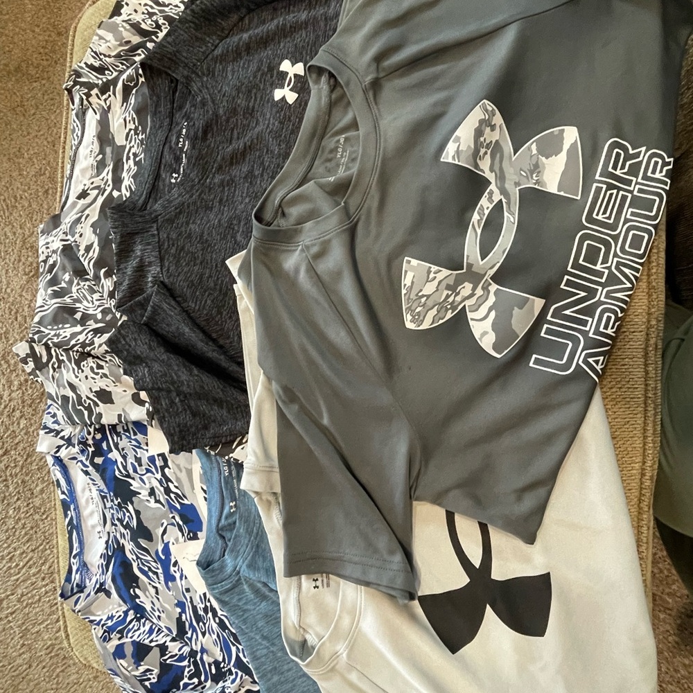 Six Under Armour Big Kids' Gray Graphic T-Shirts
